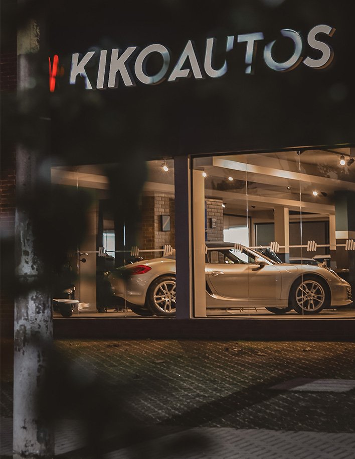 Uma loja Kiko Autos com um carro na vitrine