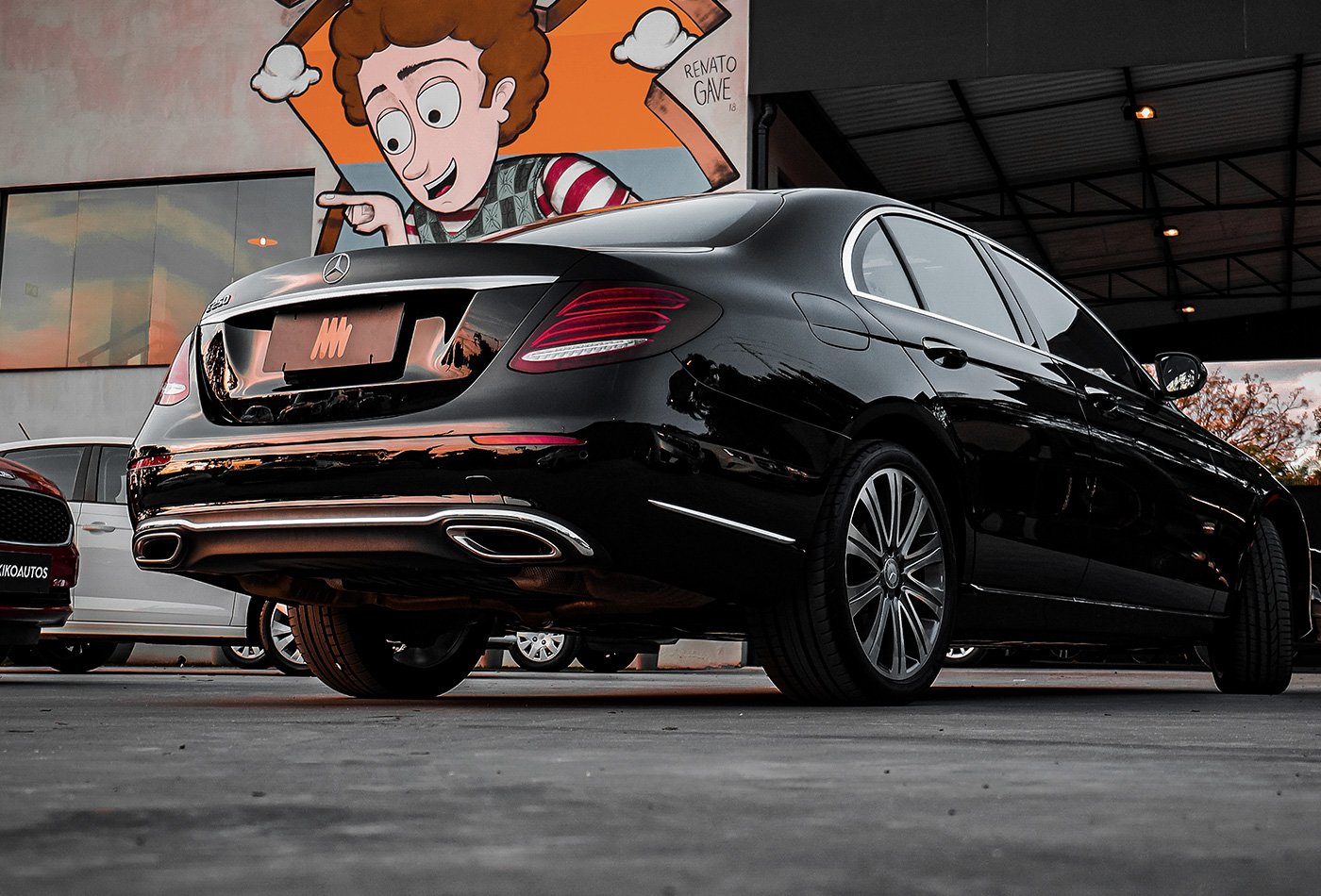 Um carro preto estacionado
